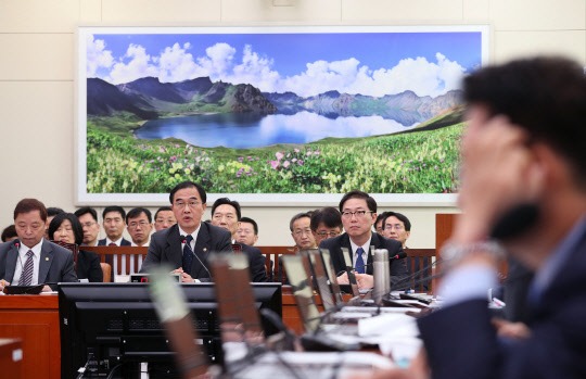 조명균 통일부 장관이 29일 오전 서울 여의도 국회에서 열린 외교통일위원회의 통일부, 민주평화통일자문회의사무처, 북한이탈주민지원재단, 남북교류협력지원협회에 대한 종합감사에서 위원들의 질의에 답변하고 있다.